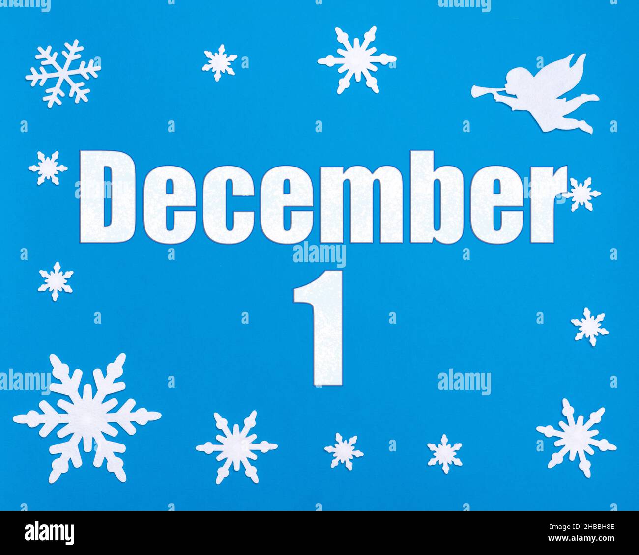 Décembre 1st.Fond bleu hiver avec flocons de neige, ange et date du calendrier.Jour 1 du mois.Concept mois d'hiver, jour de l'année. Banque D'Images