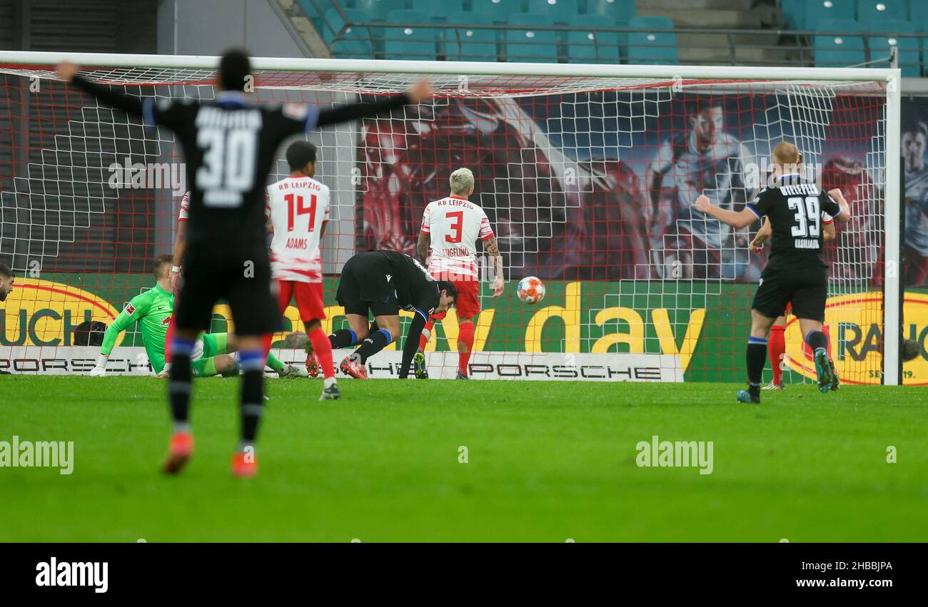 Leipzig, Allemagne.18th décembre 2021.Football: Bundesliga, Matchday 17, RB Leipzig - Arminia Bielefeld à la Red Bull Arena.Peter Gulacsi, gardien de Leipzig, n'est pas en mesure de tenir la photo de suivi de Janni Serra (M) de Bielefeld.Crédit : Jan Woitas/dpa-Zentralbild/dpa - NOTE IMPORTANTE :Conformément aux règlements de la DFL Deutsche Fußball Liga et/ou de la DFB Deutscher Fußball-Bund, il est interdit d'utiliser ou d'avoir utilisé des photos prises dans le stade et/ou du match sous forme de séquences et/ou de séries de photos de type vidéo./dpa/Alay Live News Banque D'Images