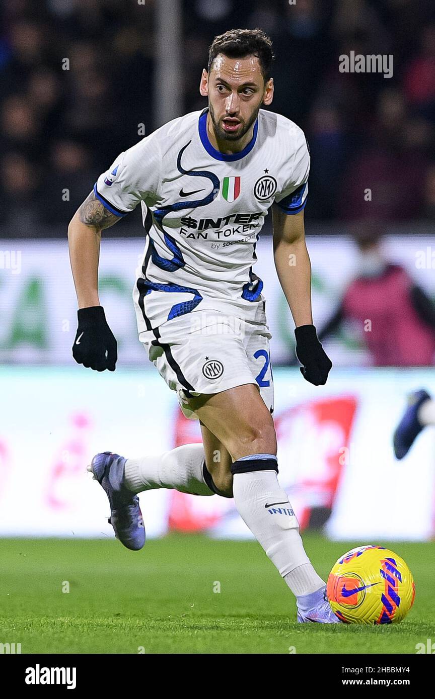 Salerno, Italie.17th décembre 2021.Hakan Calhanoglu du FC Internazionale lors de la série Un match entre l'US Salerntana 1919 et l'Inter Milan au Stadio Arechi, Salerno, Italie, le 17 décembre 2021.Credit: Giuseppe Maffia/Alay Live News Banque D'Images