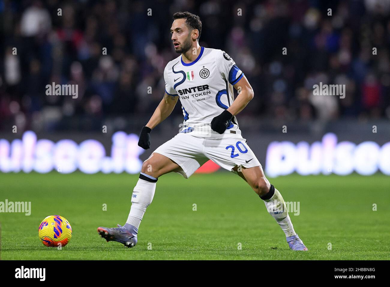 Salerno, Italie.17th décembre 2021.Hakan Calhanoglu du FC Internazionale lors de la série Un match entre l'US Salerntana 1919 et l'Inter Milan au Stadio Arechi, Salerno, Italie, le 17 décembre 2021.Credit: Giuseppe Maffia/Alay Live News Banque D'Images