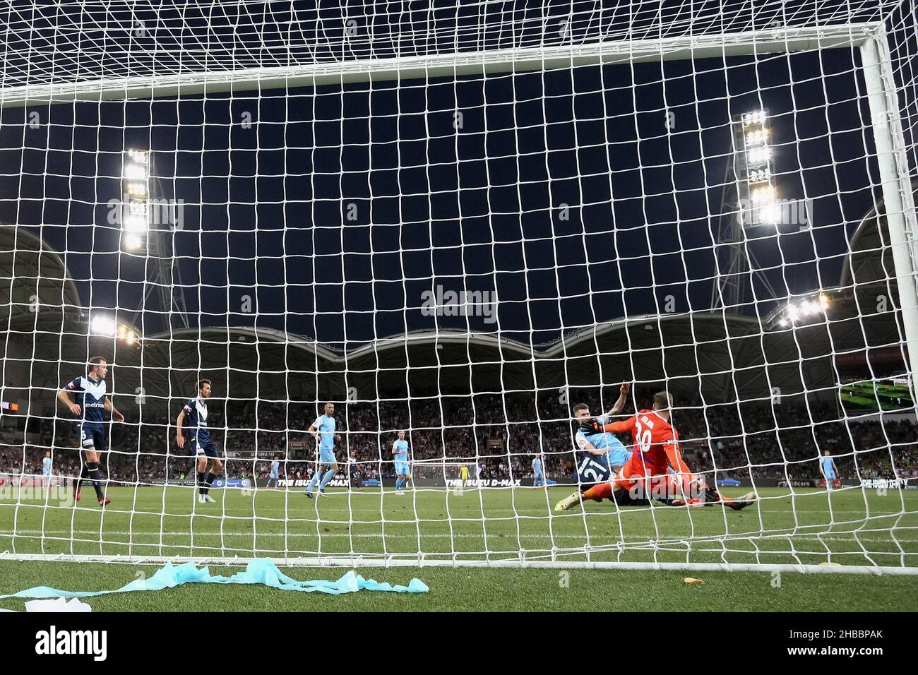 Melbourne, Australie, 18 décembre 2021.Ivan Kelava, de la victoire de Melbourne, est en collision avec d'autres joueurs alors qu'il sauve un but lors du match de football de la ligue A de la série 5 entre le Melbourne City FC et la victoire de Melbourne à l'AAMI Park le 18 décembre 2021 à Melbourne, en Australie.Crédit : Dave Helison/Speed Media/Alamy Live News Banque D'Images