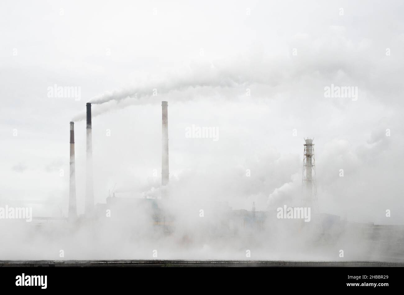 La fumée des cheminées d'une usine métallurgique s'élève dans le ciel.Tout est en fumée.Empreinte carbone Banque D'Images