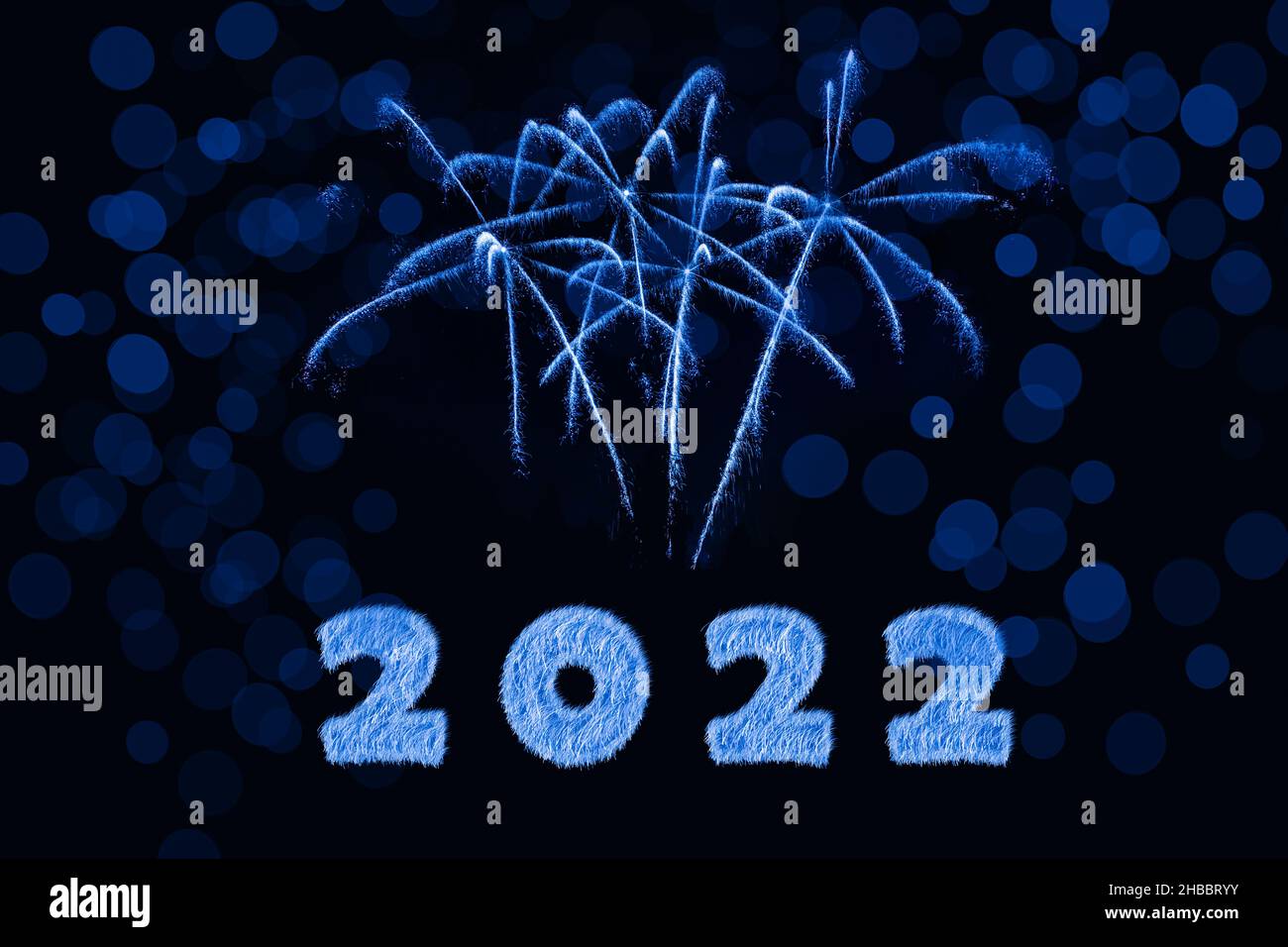 Bonne année 2022.Étincelant brûlante numéros année 2022 avec feu d'artifice et bokeh sur fond noir. Banque D'Images