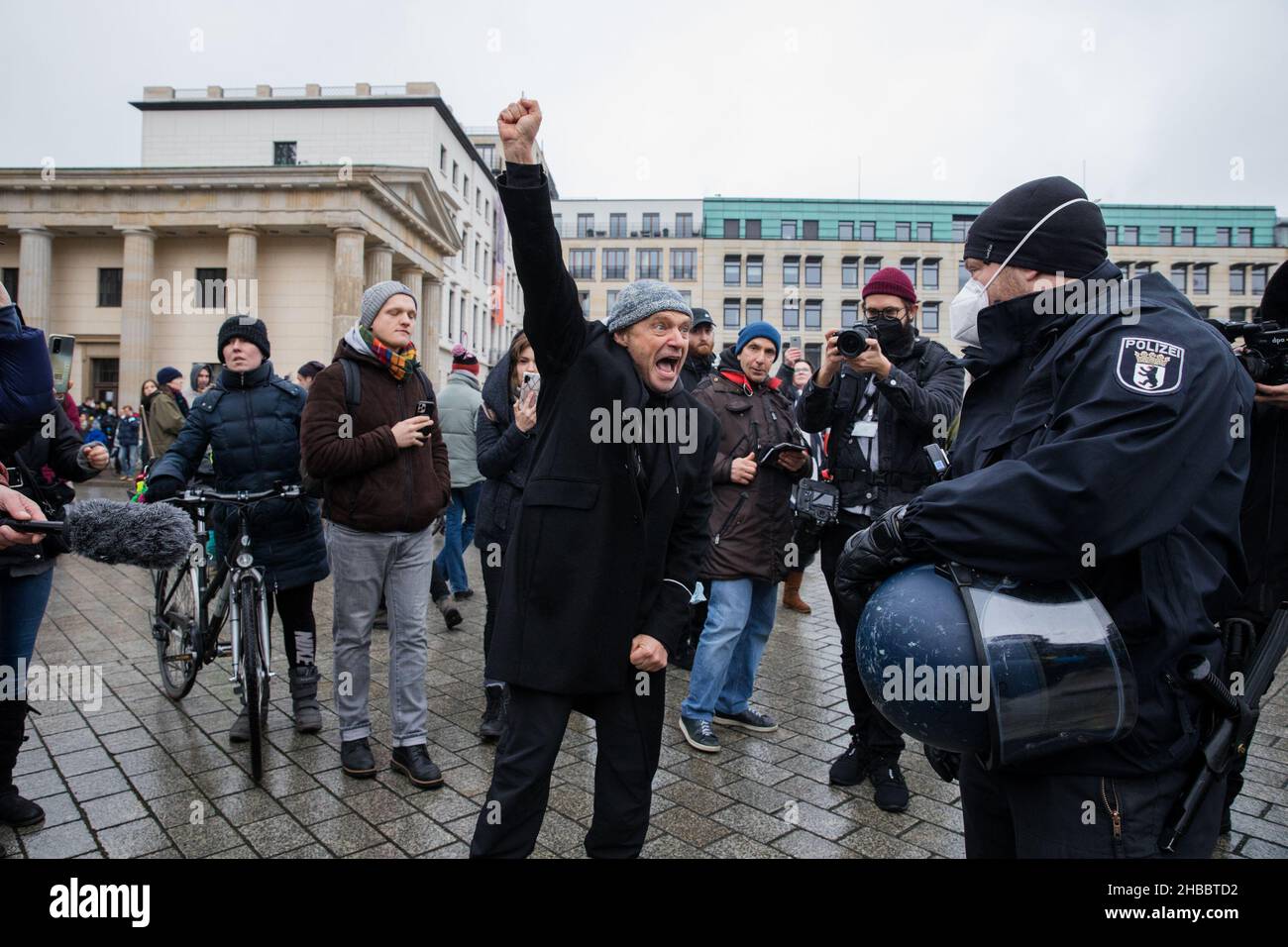 Berlin, Allemagne.18th décembre 2021.Un manifestant cria aux policiers, vous êtes tous fascistes.Plus tard, il a été arrêté par la police.(Photo de Michael Kuenne/PRESSCOV/Sipa USA) crédit: SIPA USA/Alay Live News Banque D'Images