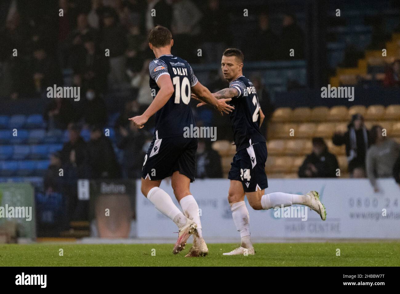 Roots Hall, Southend on Sea, Essex, Royaume-Uni.18th décembre 2021.Ayant été relégué dans la Ligue nationale après 101 ans dans le football de vol supérieur Southend Utd sont proches de la zone de relégation et ont une fois de plus été placés sous un embargo de transfert en raison de dettes impayées.Une course réussie dans le FA Trophy à Wembley pourrait gagner beaucoup de fonds nécessaires.Southend remporte une victoire en 2-1 et les voit progresser dans le quatrième tour.Égaliseur de Sam Dalby Banque D'Images
