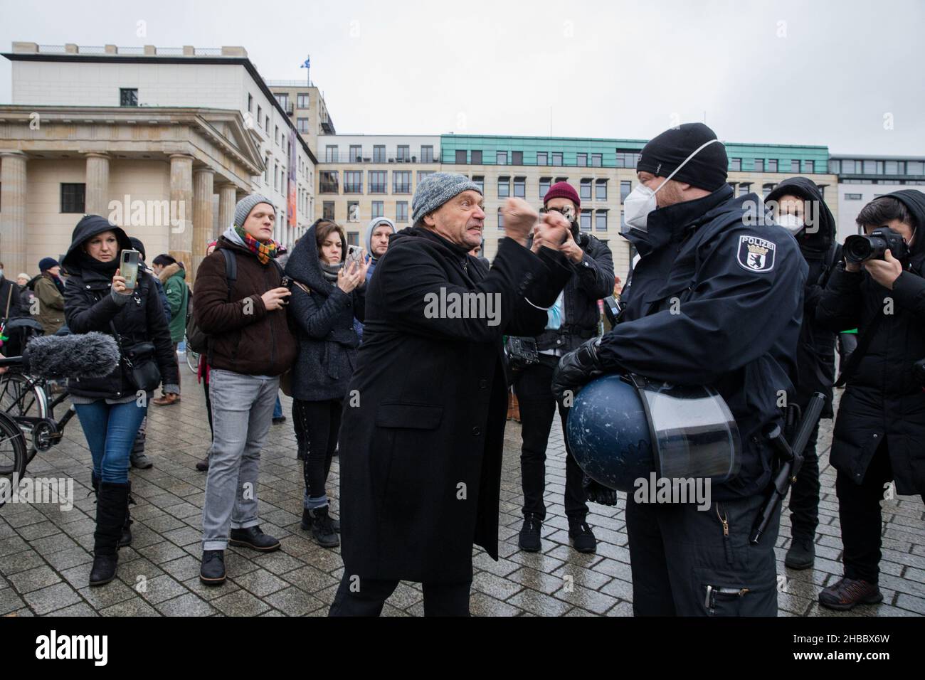 Berlin, Allemagne.18th décembre 2021.Un manifestant cria aux policiers, vous êtes tous fascistes.Plus tard, il a été arrêté par la police.(Credit image: © Michael Kuenne/PRESSCOV via ZUMA Press Wire) Banque D'Images