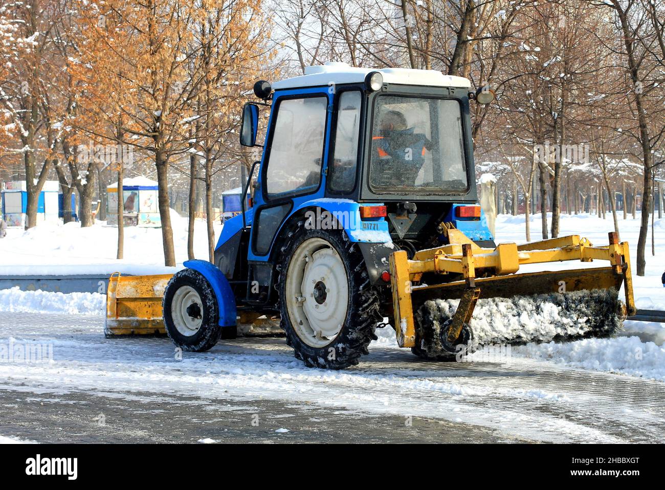 Nettoyage d'hiver des rues de la ville.Le tracteur enlève la neige fraîche d'une rue enneigée en hiver.Dnipro City, Dnepr, Ukraine Banque D'Images