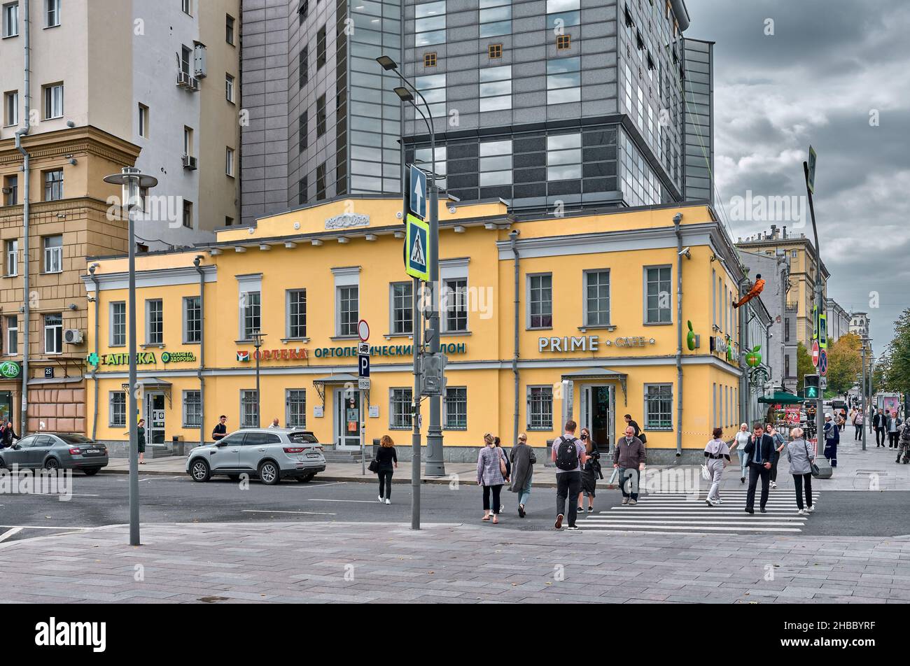 Ancienne maison de deux étages à l'angle du boulevard Tsvetnoy, où en 50s il y avait un petit cinéma Express, point de repère: Moscou, Russie - 13 septembre 2 Banque D'Images