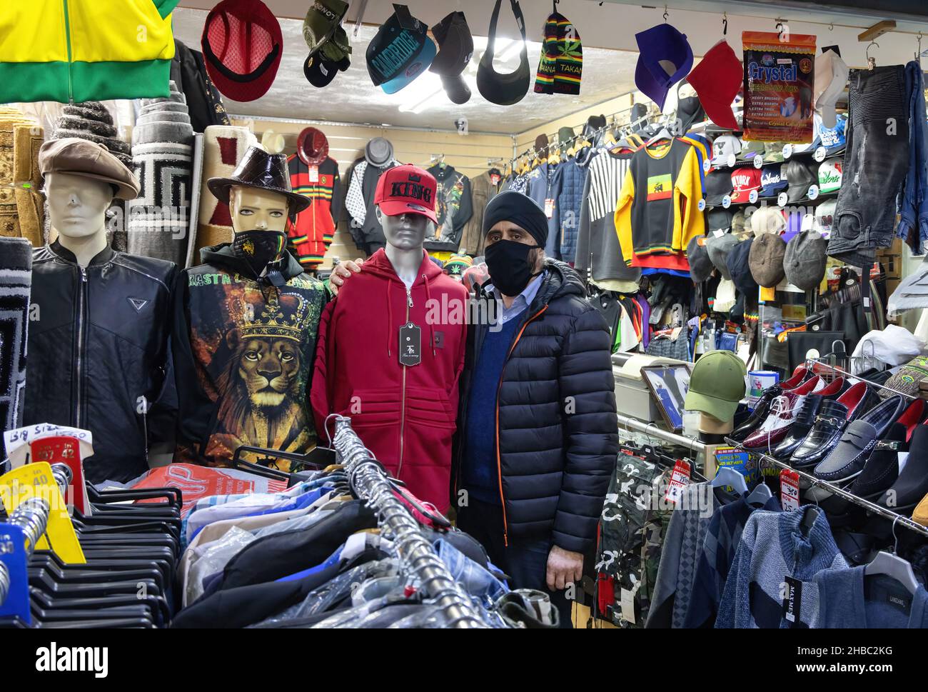 Un propriétaire de magasin ou un commerçant dans sa boutique de vêtements, portant un masque pendant la pandémie de COVID 19, Broadway Market, Tooting Bec, Londres Royaume-Uni Banque D'Images