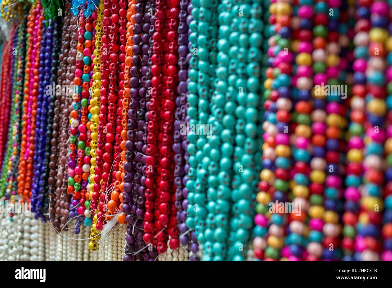 Colliers et bracelets colorés en perles dans un marché extérieur à Aruba, Caraïbes pays-Bas Banque D'Images