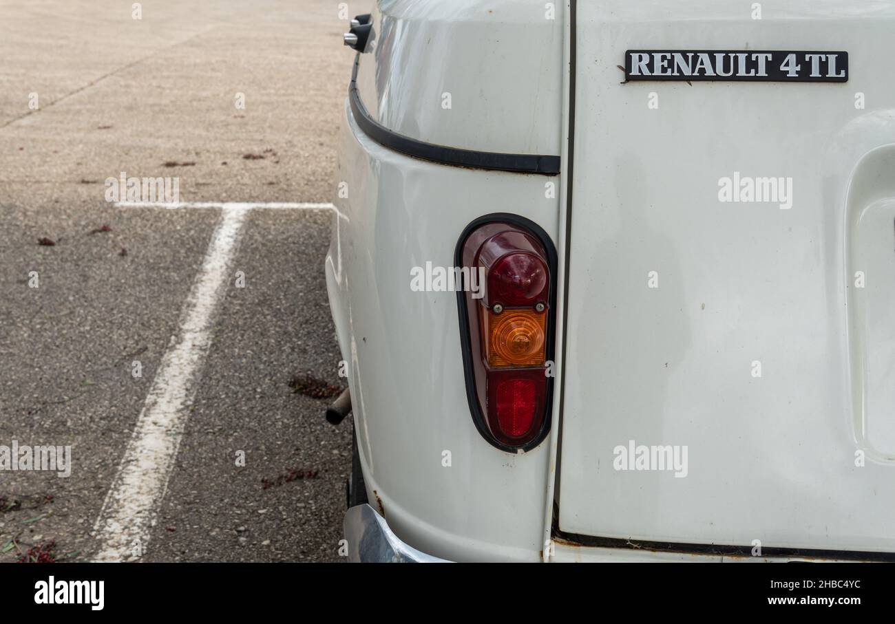 Santanyi, Espagne; décembre 11 2021: Vieille voiture, blanc Renault 4 TL garée dans un parking public Banque D'Images