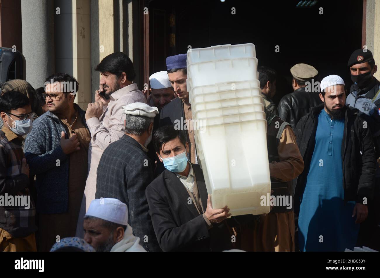 Peshawar, Khyber Pakhtunkhwa, Pakistan.18th décembre 2021.Un président porte une boîte de scrutin et d'autres documents fixes pour l'élection du gouvernement local 2021 à partir d'un point de distribution de la salle du conseil de district le 18 décembre 2021 à Peshawar, au Pakistan.Les administrations des neuf districts où se tiendront les élections locales le 19 décembre (Credit image: © Hussain Ali/Pacific Press via ZUMA Press Wire) Credit: ZUMA Press, Inc./Alay Live News Banque D'Images