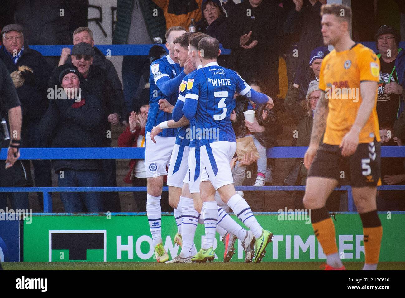 Rochdale, Royaume-Uni.18th décembre 2021.Jake Beesley de Rochdale (c) célèbre avec ses coéquipiers après avoir atteint le but 1st de ses équipes.EFL Skybet football League Two Match, Rochdale AFC contre Newport County à la Crown Oil Arena de Rochdale, Greater Manchester, le samedi 18th décembre 2021. Cette image ne peut être utilisée qu'à des fins éditoriales.Utilisation éditoriale uniquement, licence requise pour une utilisation commerciale.Pas d'utilisation dans les Paris, les jeux ou un seul club/ligue/joueur publications.pic par crédit: Andrew Orchard sports photographie/Alamy Live News Banque D'Images