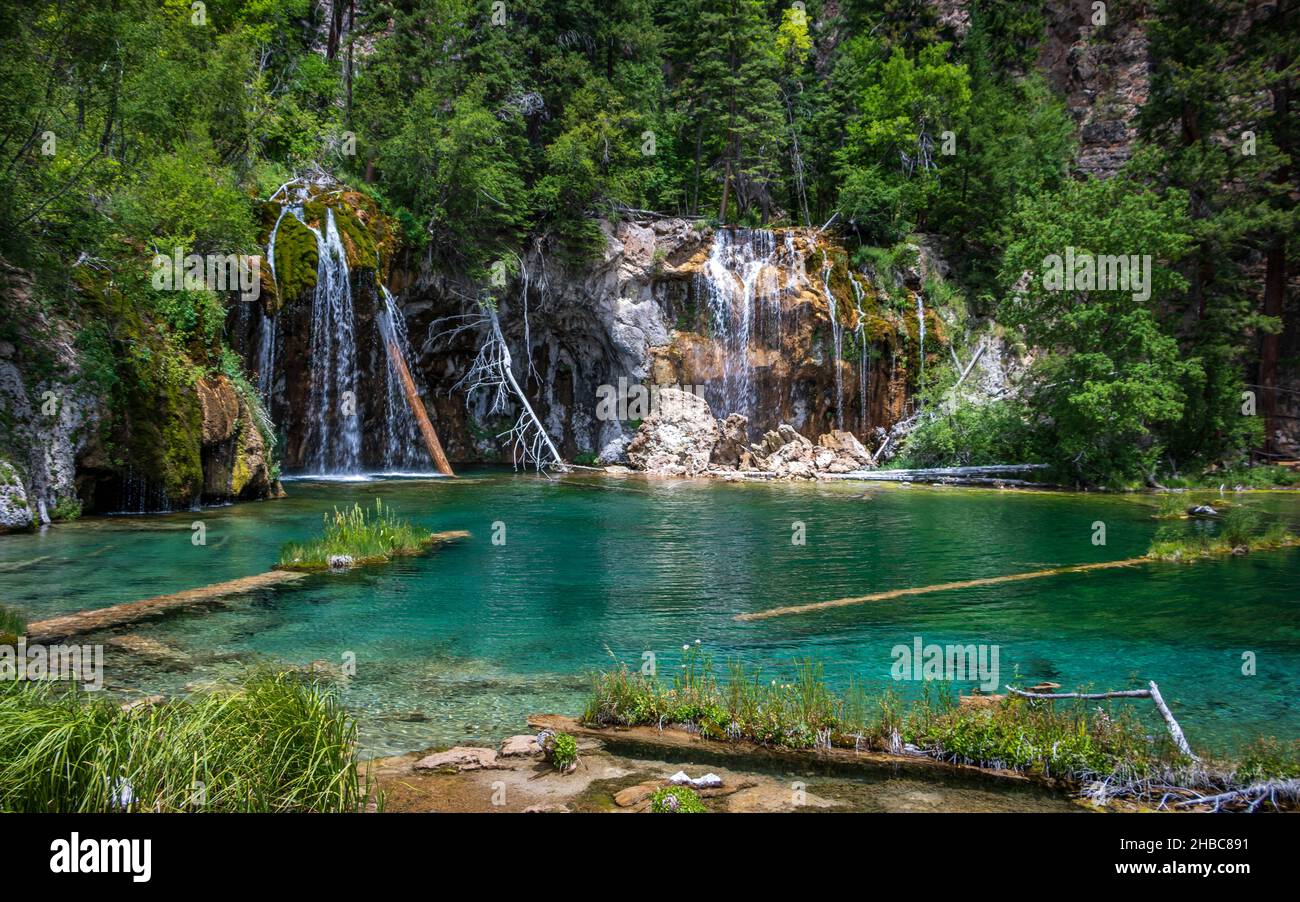 Vue panoramique sur le lac Hanging, une formation géologique naturelle en travertin dans le canyon de Glenwood, par une belle journée d'été.Glenwood Springs, Colorado, États-Unis Banque D'Images