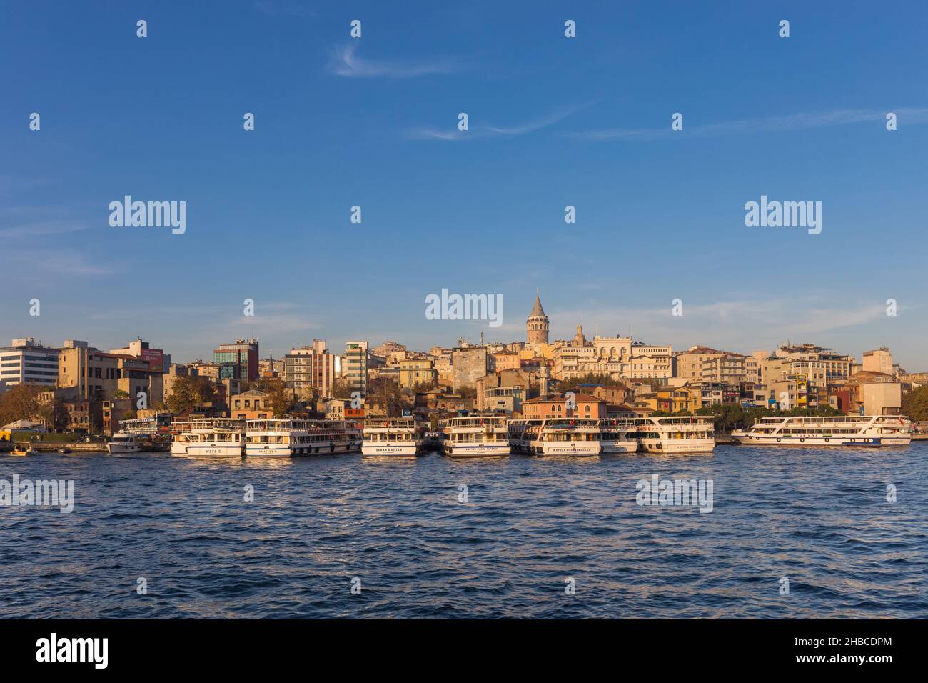 Le Bosporus, la Tour de Galata et le quartier de Beyoglu - Istanbul, Turquie Banque D'Images