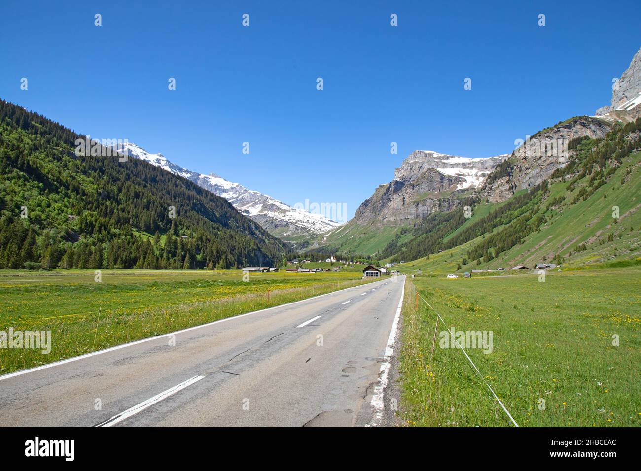 Klausenpass - route de montagne reliant les cantons d'Uri et de Glaris dans les alpes suisses Banque D'Images