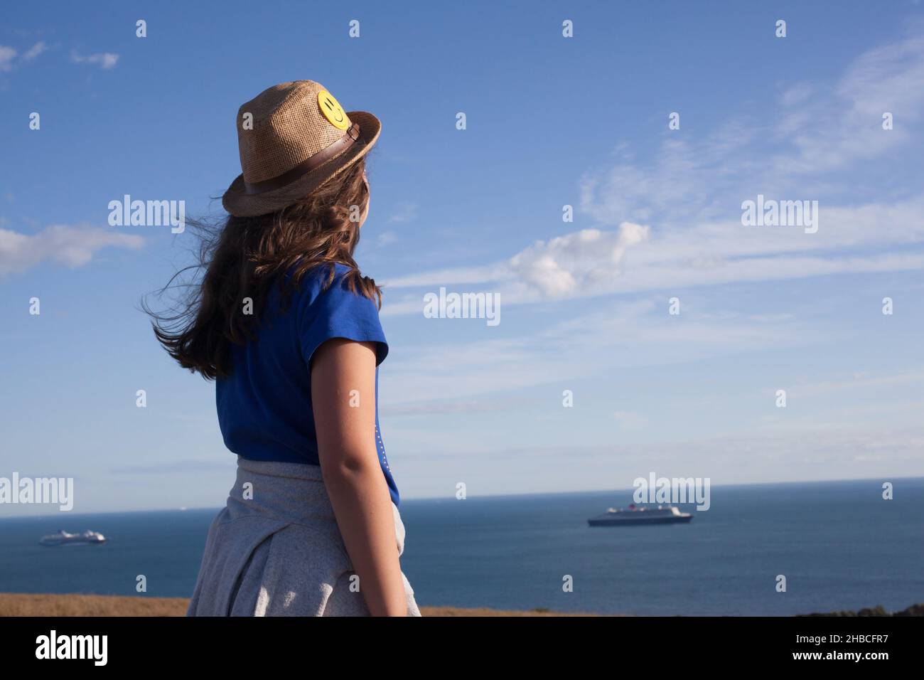 Une fille qui regarde l'océan à Weymouth, Dorset au Royaume-Uni, a pris le 3 août 2020 Banque D'Images