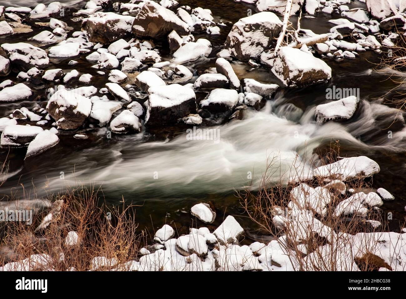 Rochers enneigés dans Clear Creek - Clear Creek Canyon au large des sommets jusqu'à Plains Trail - près de Golden, Colorado, États-Unis Banque D'Images