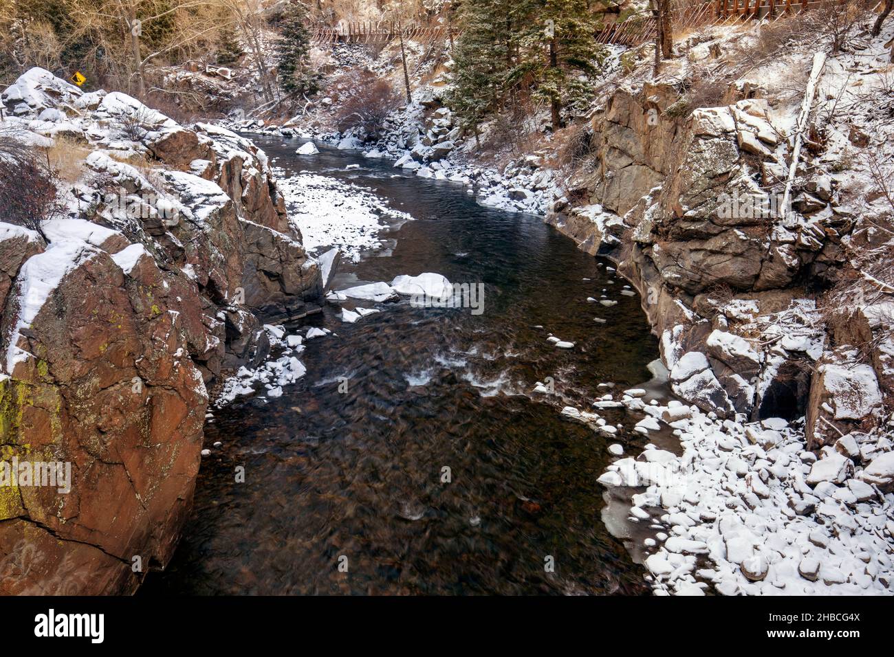 Rochers enneigés dans Clear Creek - Clear Creek Canyon au large des sommets jusqu'à Plains Trail - près de Golden, Colorado, États-Unis Banque D'Images