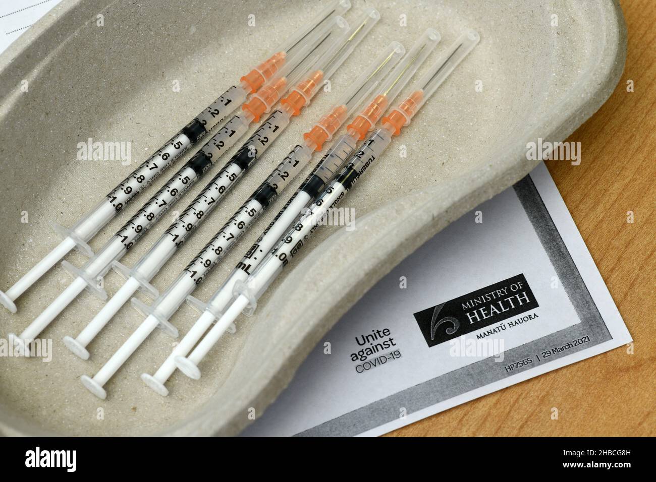 Un ensemble d'aiguilles chargées avec le vaccin Covid-19 de Pfizer utilisé pendant l'épidémie de Delta en Nouvelle-Zélande Banque D'Images