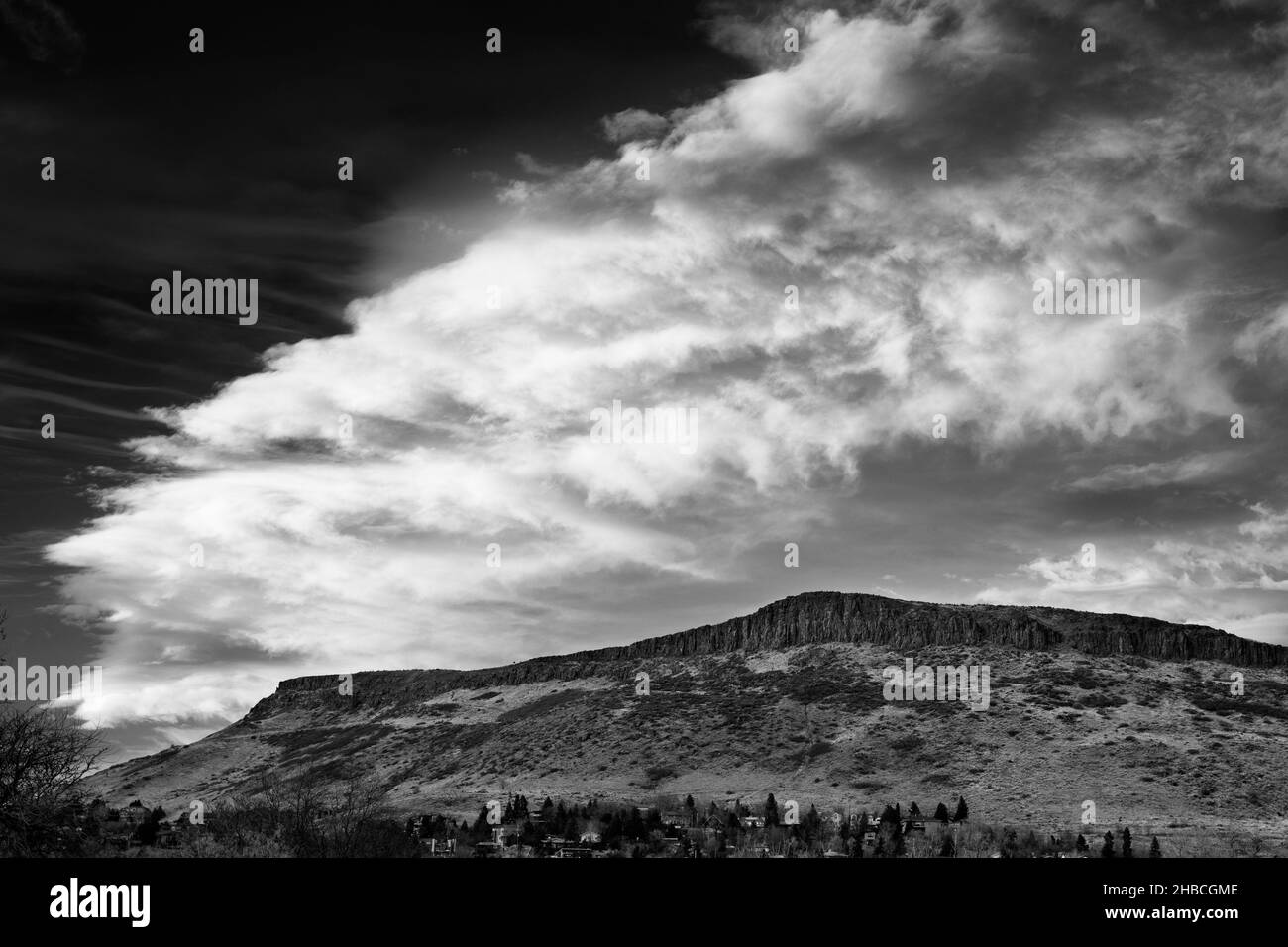 Formation de nuages au-dessus de North Table Mountain - Golden, Colorado, États-Unis [image B&W] Banque D'Images