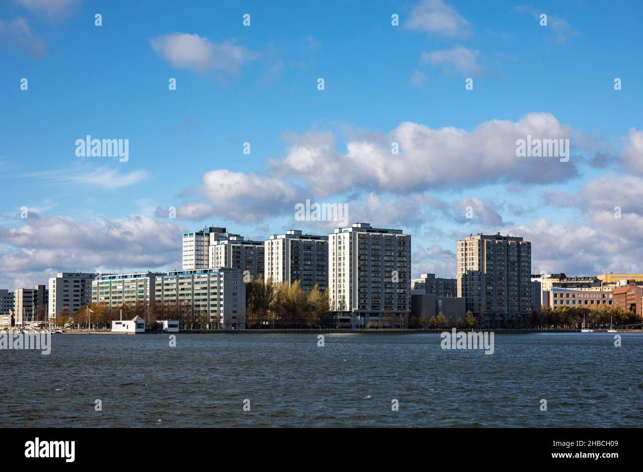 Quartier résidentiel de bord de mer de Merihaka, vue de Sompasaari à Helsinki, en Finlande Banque D'Images