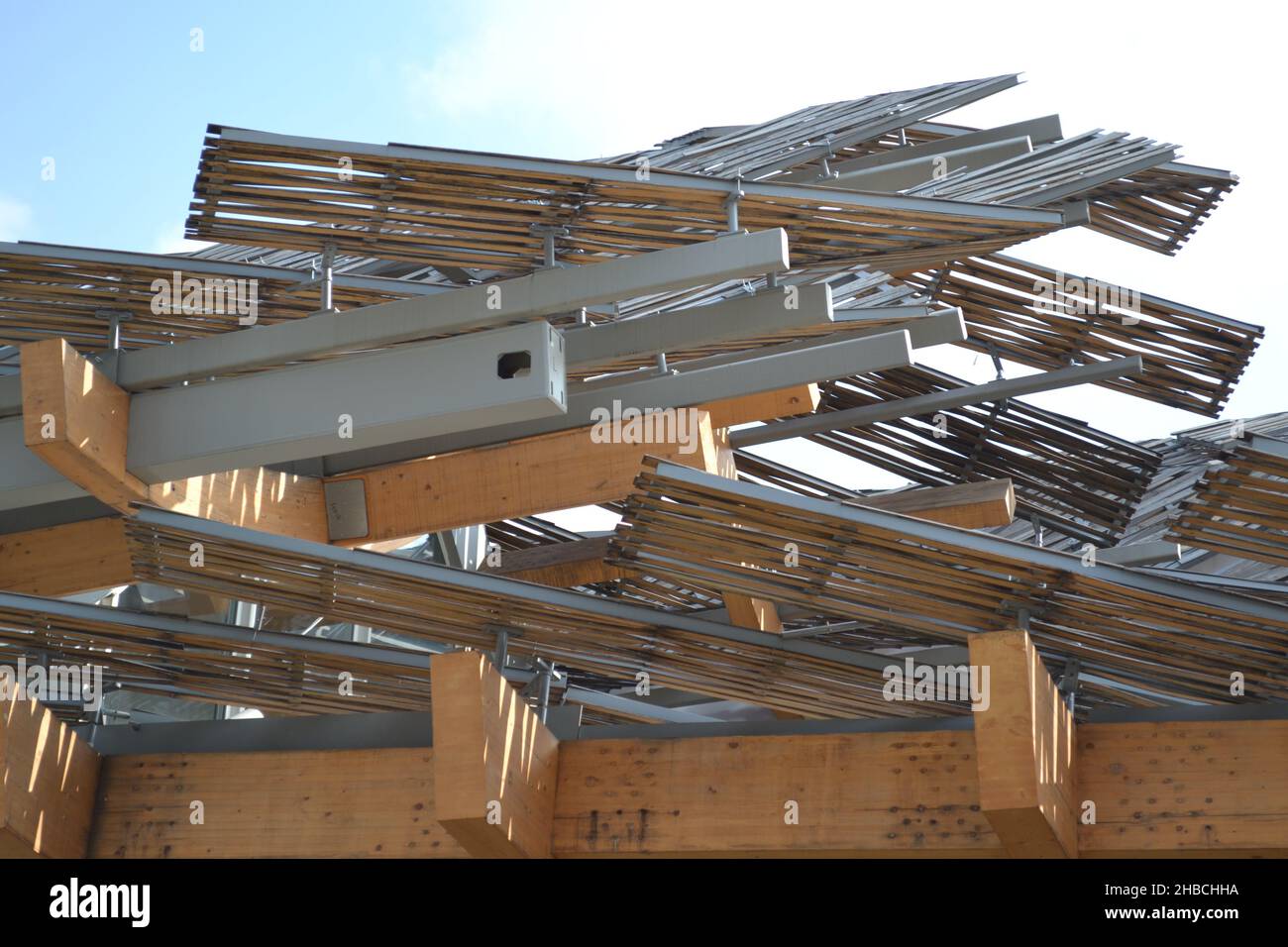 Structure en bois et en métal de haute technologie de construction de toit moderne pour le climat mussonique tropical.Vue extérieure en gros plan.Pavillon chinois.2015 Banque D'Images