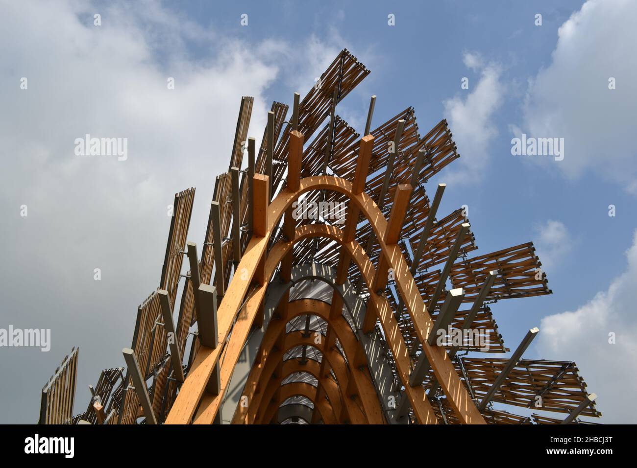 Structure incurvée en bois de haute technologie et poutre métallique de construction de toit moderne pour le climat mussonique tropical.Vue extérieure en gros plan.Pavillon de Chine. Banque D'Images