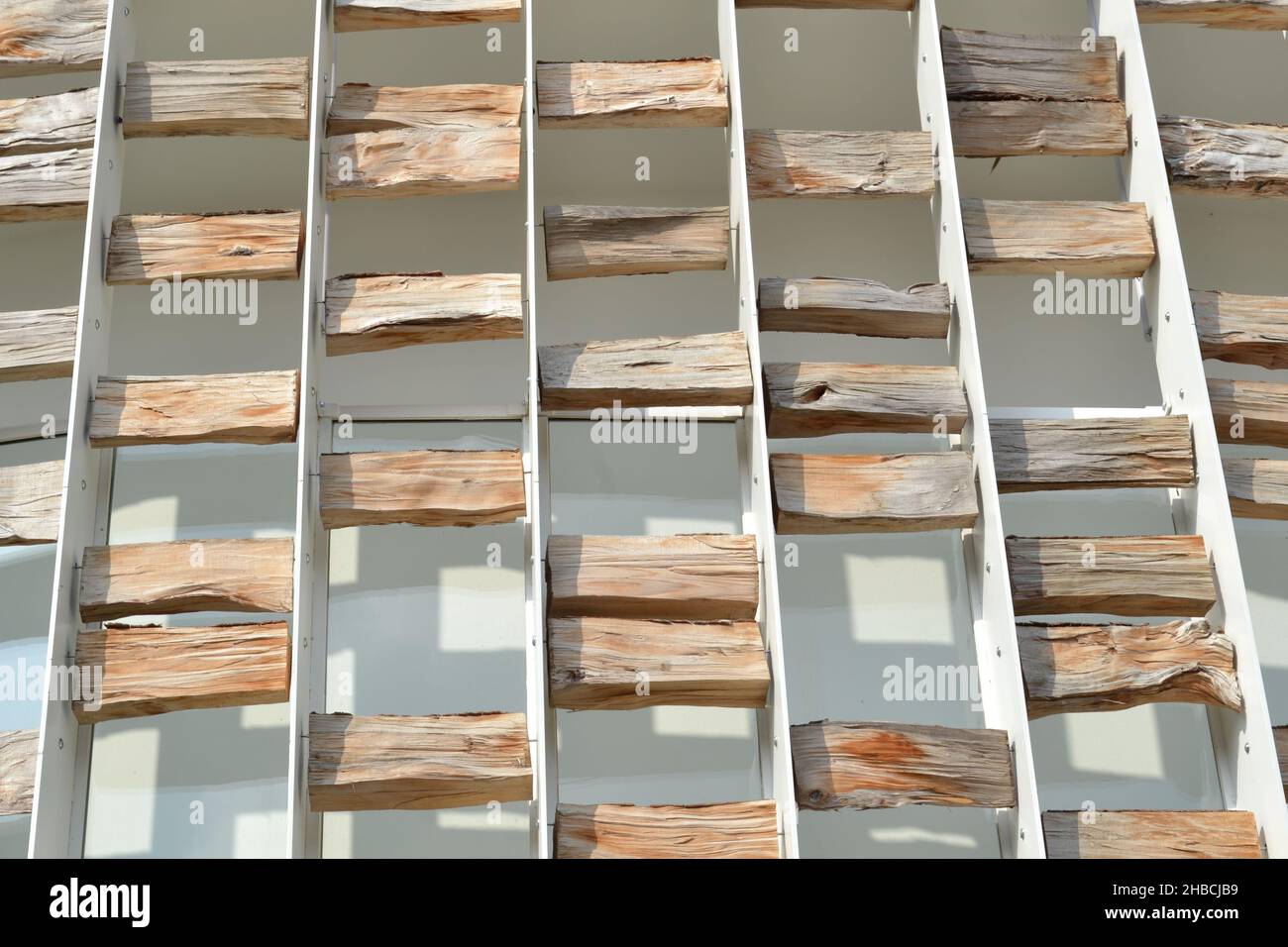 Grumes de bois fixées entre de longs panneaux métalliques à l'intérieur de la structure isolante du pavillon.Concept de méthodes d'isolation modernes. Banque D'Images