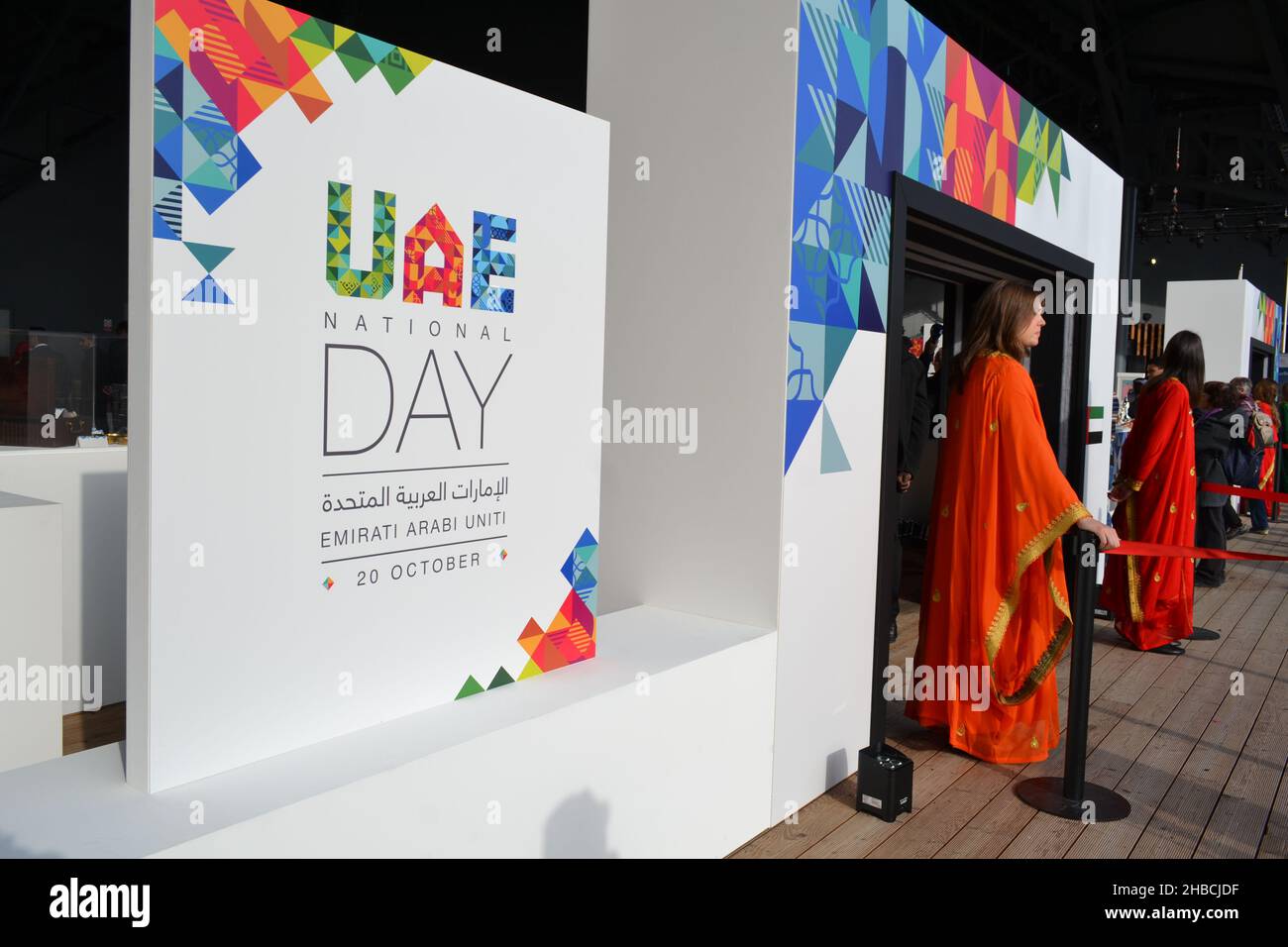Milan, Italie - 20 octobre 2015 : les femmes réceptionnistes dans les robes islamiques se tenant à l'entrée de la salle de conférence pendant la journée des Émirats arabes Unis à l'EXPO Milano. Banque D'Images