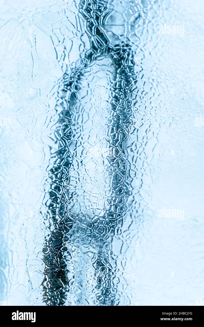 Texture abstraite de la glace.Cristaux et glaces congelés sur fond blanc.Forte gelée en hiver.Photo verticale Banque D'Images