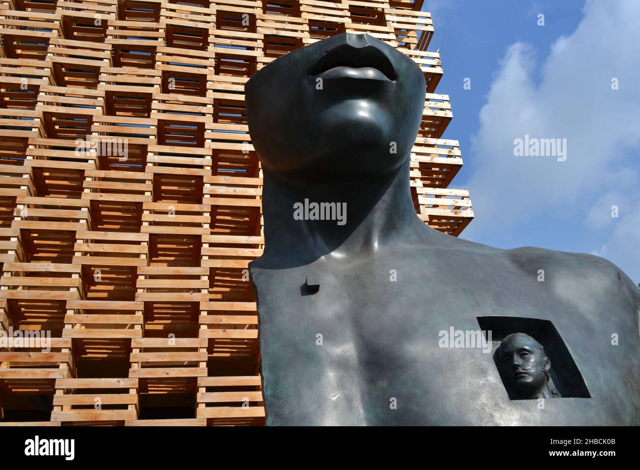 Milan, Italie - 20 octobre 2015 : sculpture artistique romantique en bronze devant le mur de la caisse en bois du pavillon polonais EXPO Milan 2015.Gros plan Banque D'Images