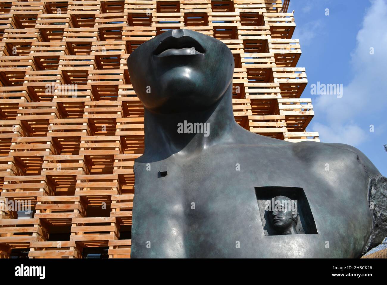 Milan, Italie - 20 octobre 2015 : sculpture artistique romantique en bronze devant le mur de la caisse en bois du pavillon polonais EXPO Milan 2015.Gros plan Banque D'Images