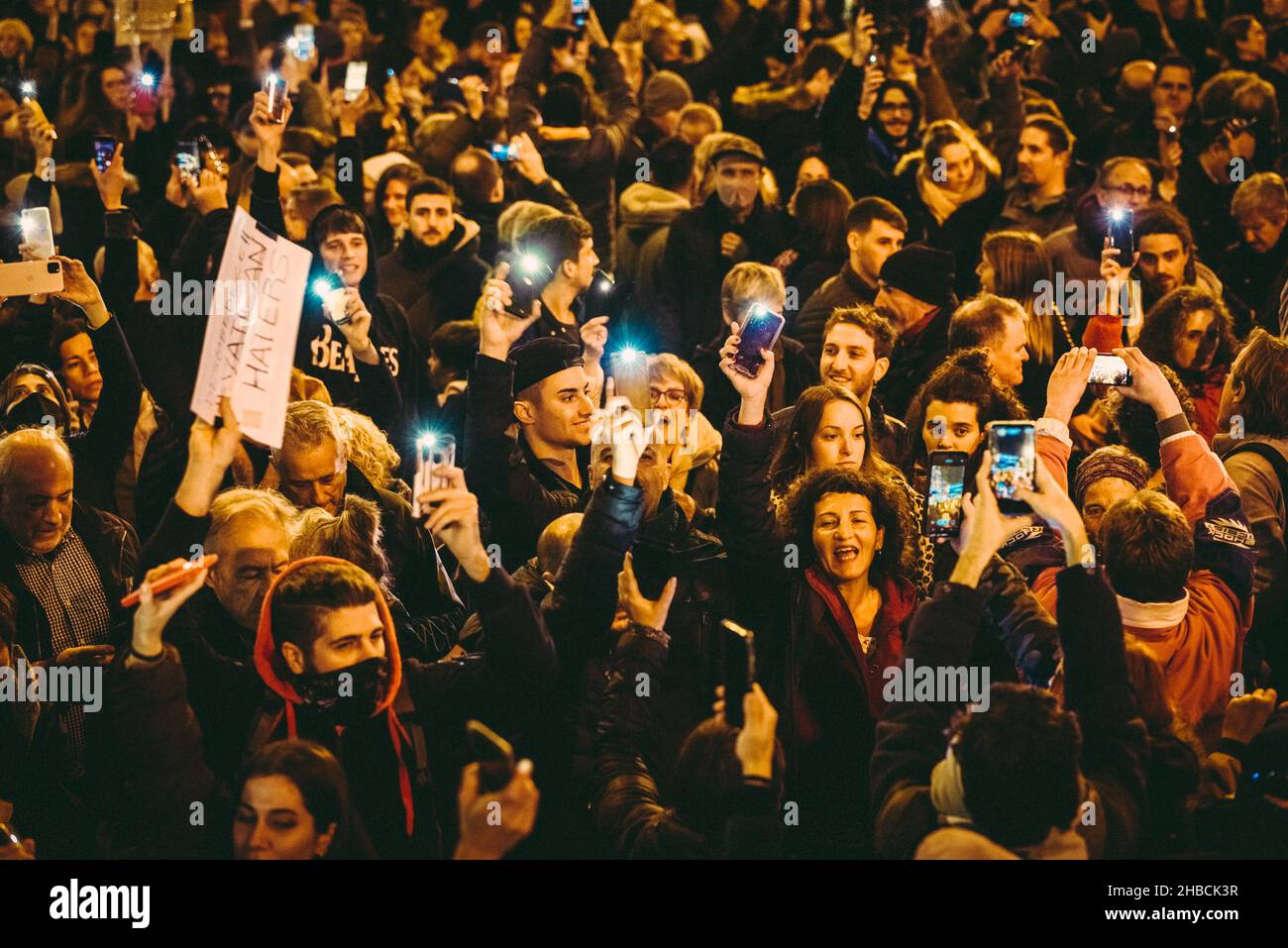 Barcelone, Espagne.18th décembre 2021.Des milliers de manifestants éclairent leur téléphone mobile lors d'un rassemblement contre les restrictions dues à la pandémie du coronavirus et exigent le retour de la liberté.Credit: Matthias Oesterle/Alamy Live News Banque D'Images