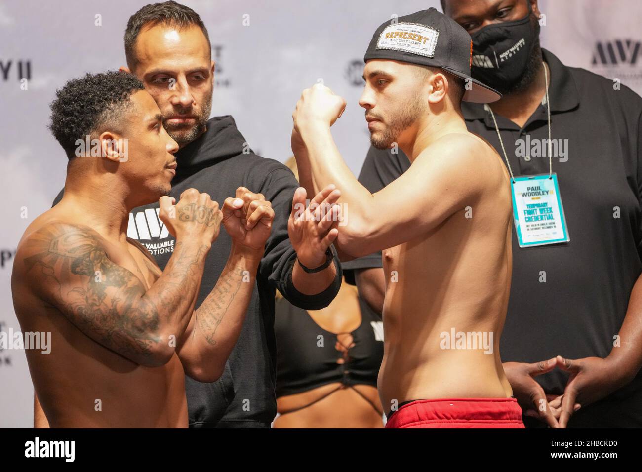 Tampa, Floride, États-Unis.17th décembre 2021.TAMPA, FL - DÉCEMBRE 17: Anthony Taylor (à gauche) et Chris Avila (à droite) face-off à Seminole Hard Rock Tampa pour Jake Paul vs Tyron Woodley 2 - Media week le 17 décembre 2021 à Tampa, Floride, États-Unis.(Photo de Louis Grasse/PxImages) crédit: PX Images/Alamy Live News Banque D'Images