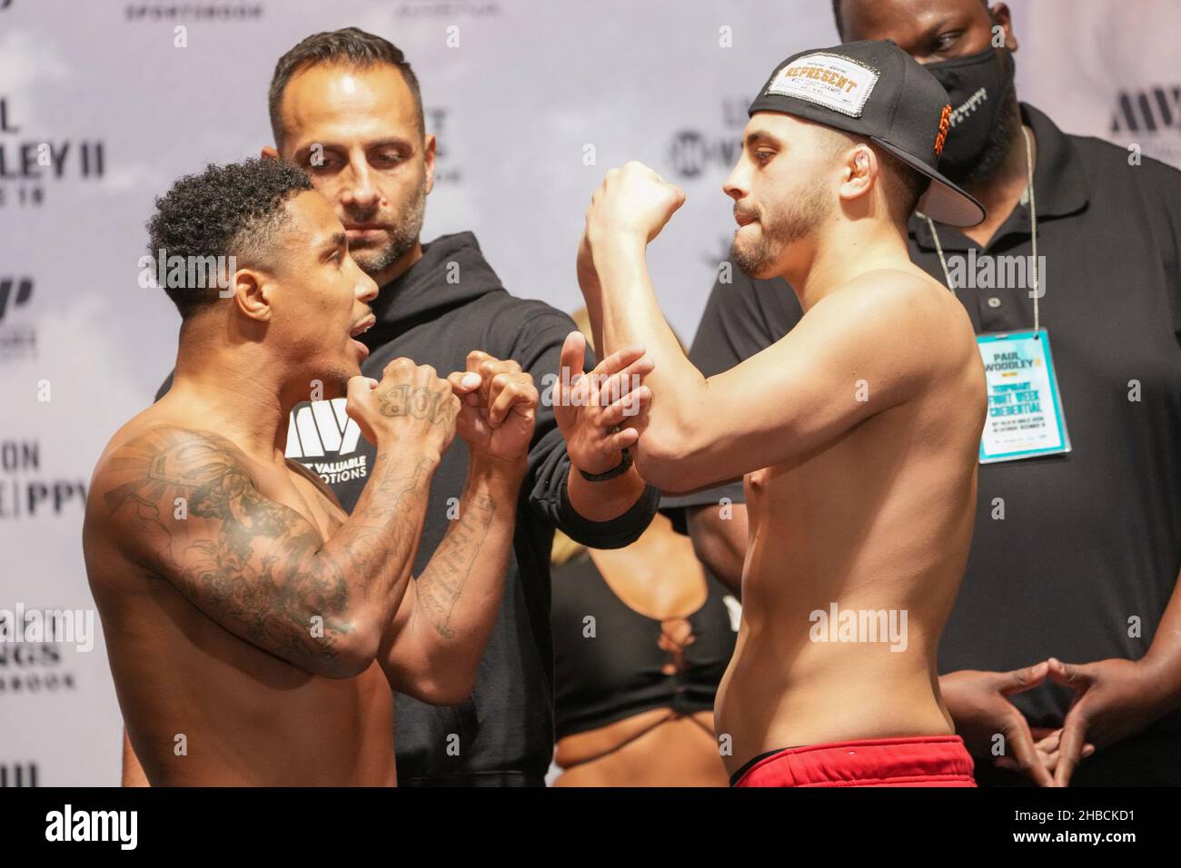 Tampa, Floride, États-Unis.17th décembre 2021.TAMPA, FL - DÉCEMBRE 17: Anthony Taylor (à gauche) et Chris Avila (à droite) face-off à Seminole Hard Rock Tampa pour Jake Paul vs Tyron Woodley 2 - Media week le 17 décembre 2021 à Tampa, Floride, États-Unis.(Photo de Louis Grasse/PxImages) crédit: PX Images/Alamy Live News Banque D'Images