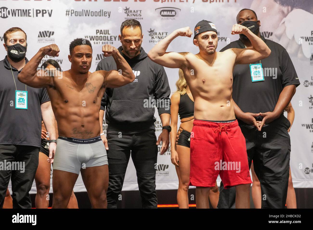 Tampa, Floride, États-Unis.17th décembre 2021.TAMPA, FL - DÉCEMBRE 17: Anthony Taylor (à gauche) et Chris Avila (à droite) face-off à Seminole Hard Rock Tampa pour Jake Paul vs Tyron Woodley 2 - Media week le 17 décembre 2021 à Tampa, Floride, États-Unis.(Photo de Louis Grasse/PxImages) crédit: PX Images/Alamy Live News Banque D'Images
