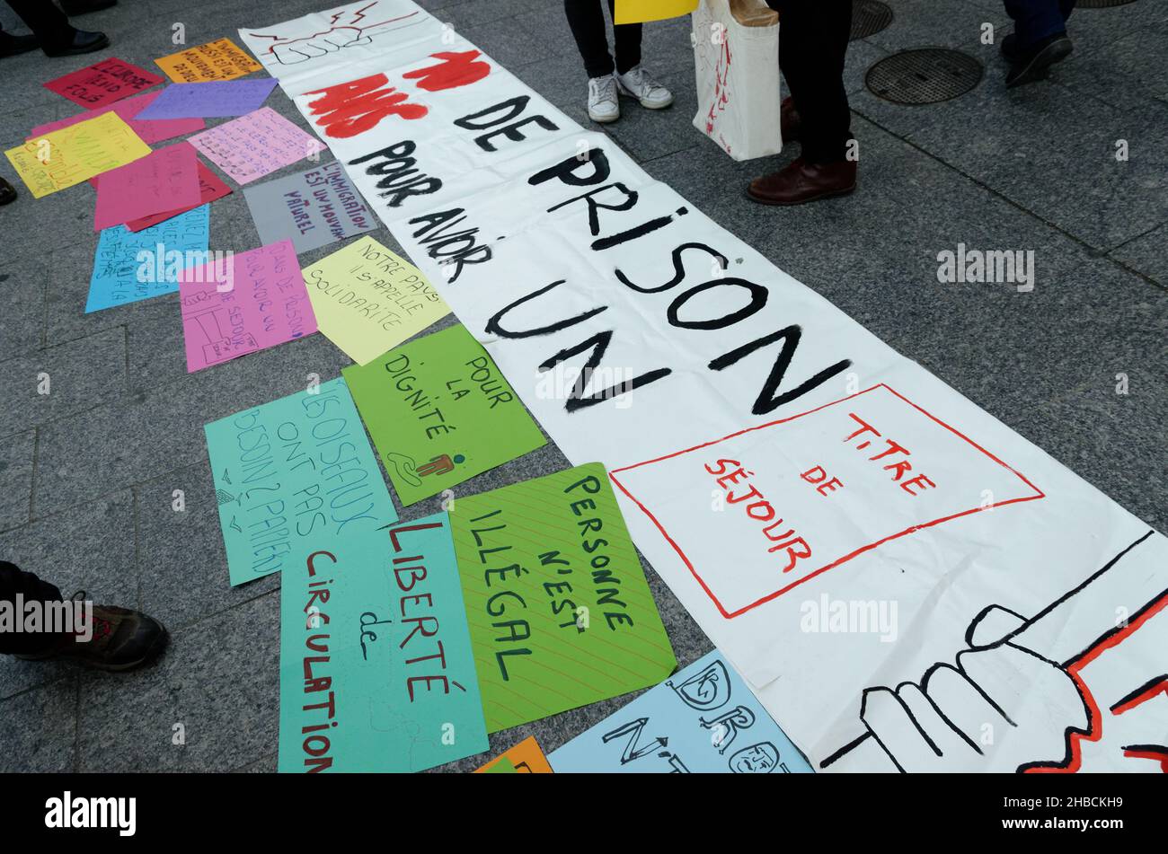 Une manifestation a été organisée à Paris pour la Journée internationale des migrants.Le slogan était "solidarité'several cent personnes ont répondu présent Banque D'Images