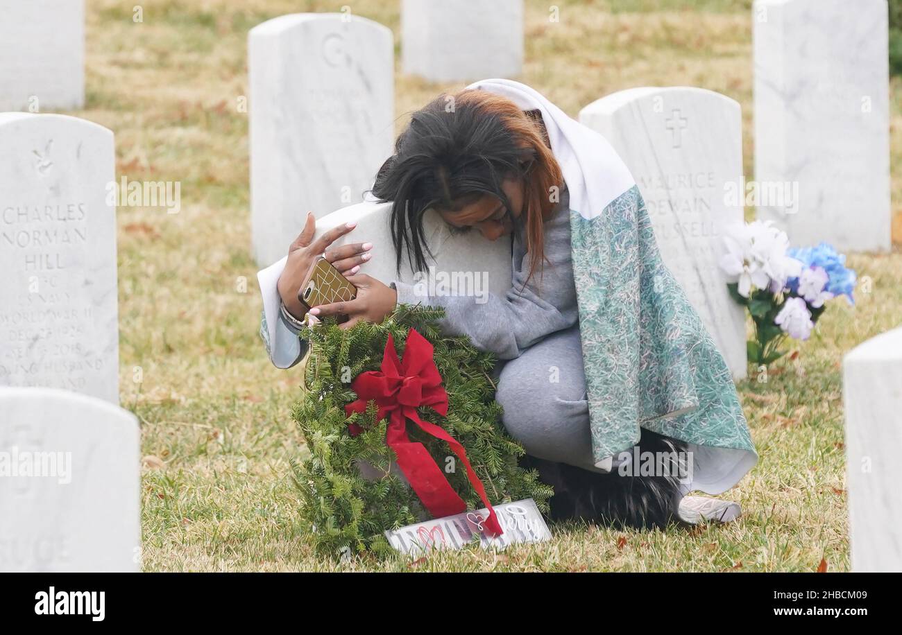 St. Louis, États-Unis.18th décembre 2021.Une femme pleure tout en embrassant la tête de Jerry Young, un ancien combattant de l'armée du Vietnam, après avoir déposé une couronne au cimetière national de Jefferson Barracks, à Saint-Louis, le samedi 18 décembre 2021.Couronnes à travers l'Amérique, une cérémonie de pose de couronnes de vacances pour honorer et se souvenir des anciens combattants du pays, a lieu dans les cinq cimetières des anciens combattants du Missouri où 14 000 couronnes seront placées sur des pierres de tête.Photo par Bill Greenblatt/UPI crédit: UPI/Alay Live News Banque D'Images