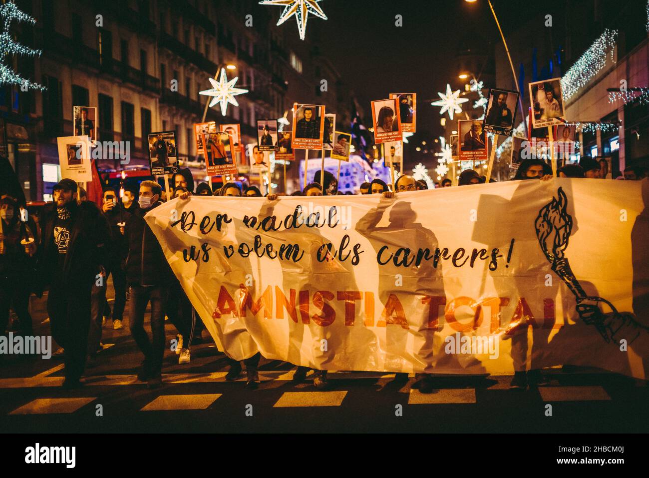 Barcelone, Espagne.18th décembre 2021.Les séparatistes catalans de gauche marchent avec des torchLights et des pancartes derrière leur bannière pour exiger la liberté des 'prisonniers politiques' en Espagne Credit: Matthias Oesterle/Alamy Live News Banque D'Images