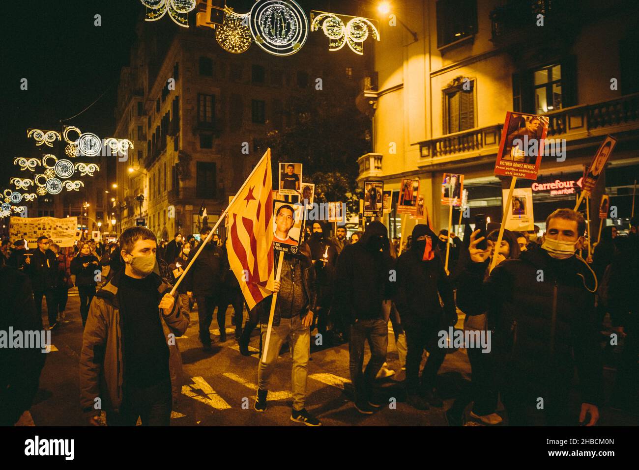 Barcelone, Espagne.18th décembre 2021.Les séparatistes catalans de gauche marchent avec des torchLights et des pancartes pour exiger la liberté des 'prisonniers politiques' en Espagne Credit: Matthias Oesterle/Alamy Live News Banque D'Images