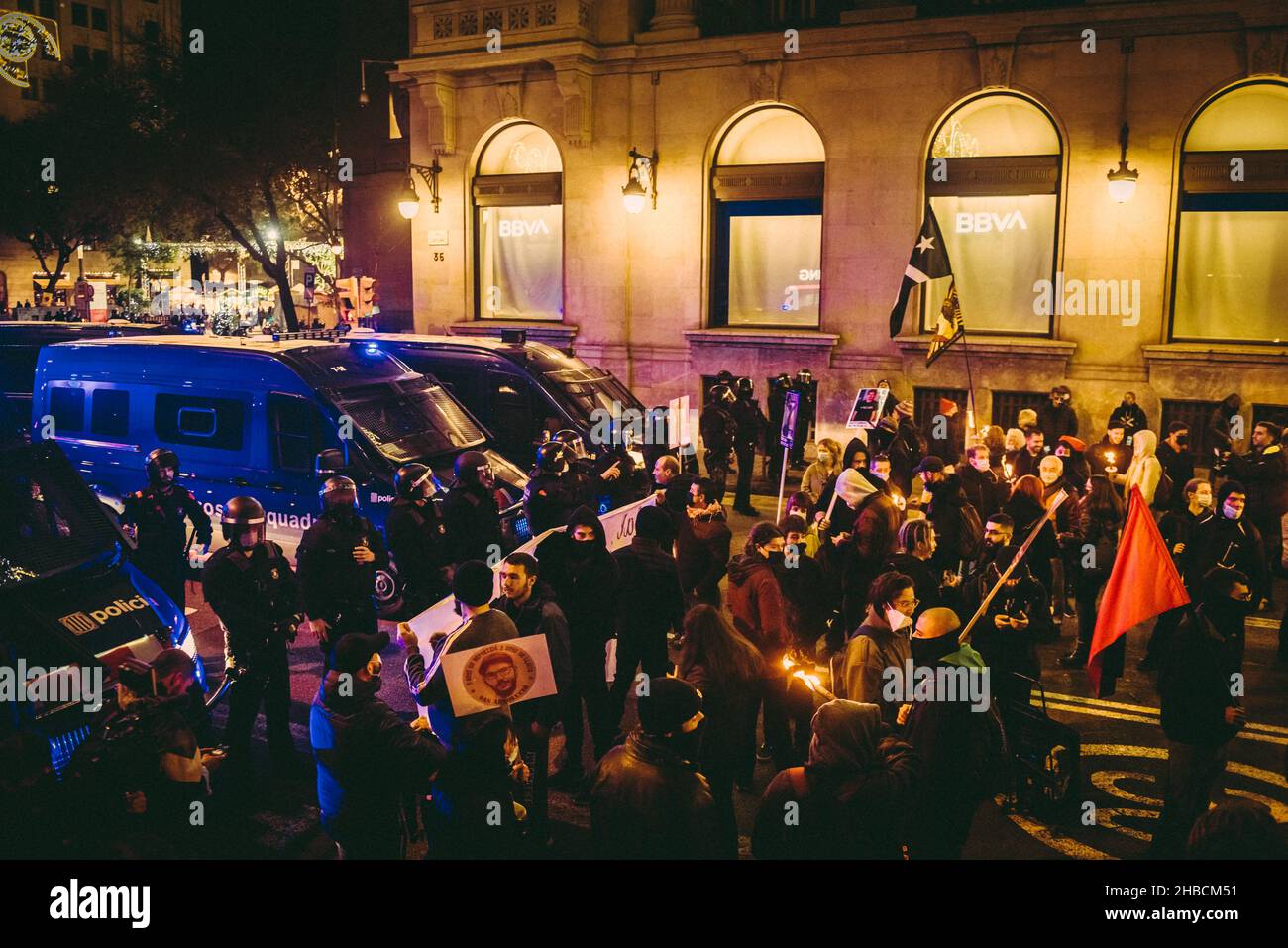 Barcelone, Espagne.18th décembre 2021.Des officiers d'émeute catalans arrêtent les séparatistes pendant leur défilé aux flambeaux pour protester pour réclamer la liberté des 'prisonniers politiques' en Espagne Credit: Matthias Oesterle/Alamy Live News Banque D'Images