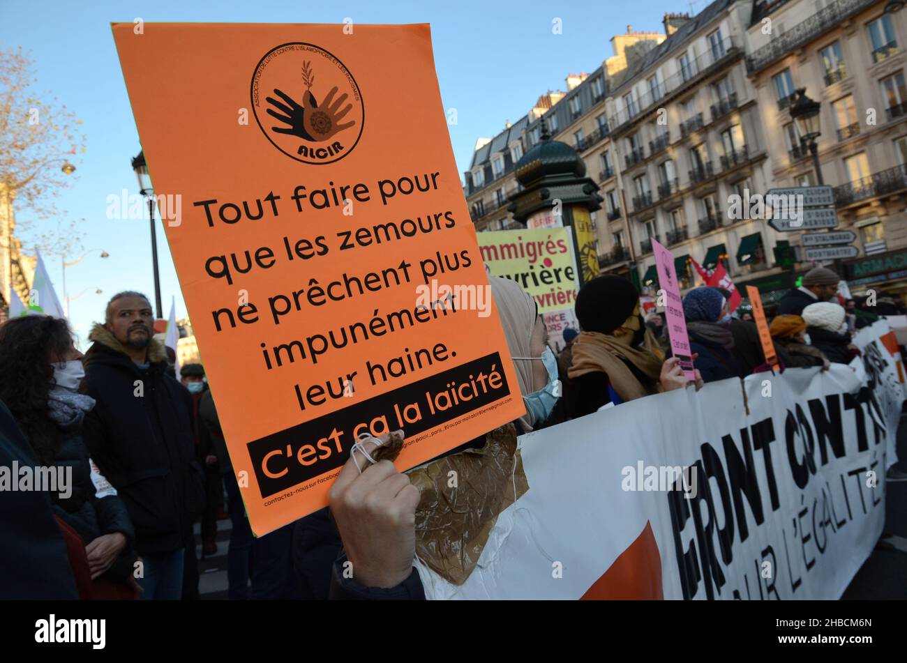 Une manifestation a été organisée à Paris pour la Journée internationale des migrants.Le slogan était "solidarité'several cent personnes ont répondu présent Banque D'Images