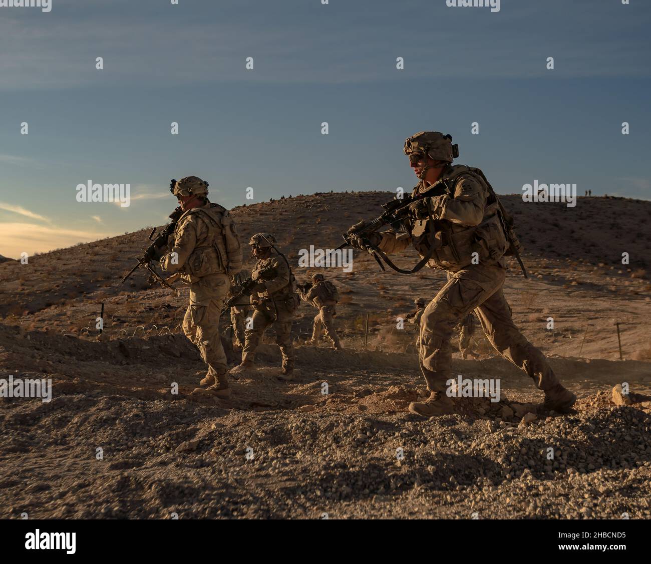 Les soldats de l'équipe de combat de la Brigade Stryker 2nd (Warhorse), 4th de la Division d'infanterie, mènent un mois d'entraînement létal et de cohésion d'équipe au Centre national d'entraînement de fort Irwin, en Californie, en octobre 2021.Les soldats de guerre sont plus mortels que jamais.(É.-U.Photos de l'armée par SPC.Corregidor de Scyrrus) Banque D'Images