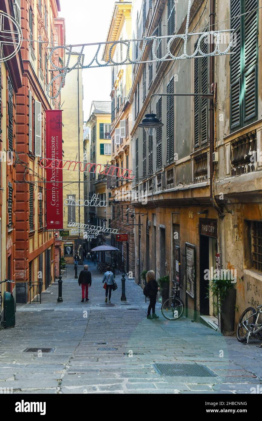 Via ai Quattro Canti di San Francesco, ruelle étroite (carugio) dans la vieille ville de Gênes, site classé au patrimoine mondial de l'UNESCO, avec installation légère, Ligurie Banque D'Images