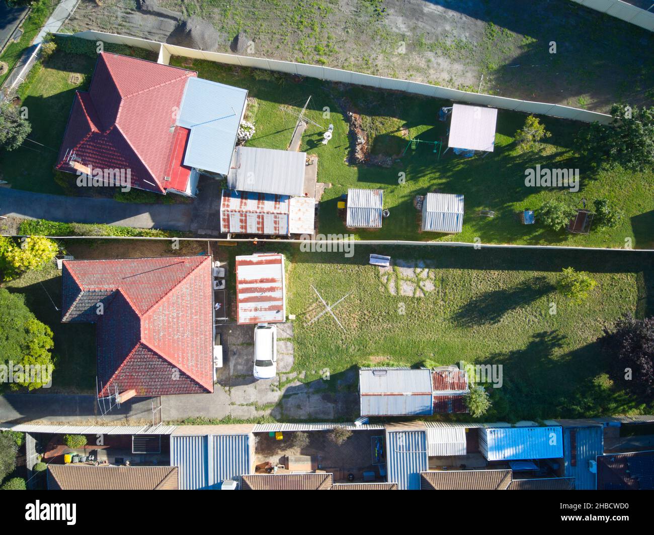 Vue aérienne de la banlieue de Melbourne montrant une arrière-cour divisée, des lignes de clôture et des pelouses vertes en été, Melbourne, Victoria, Australie. Banque D'Images