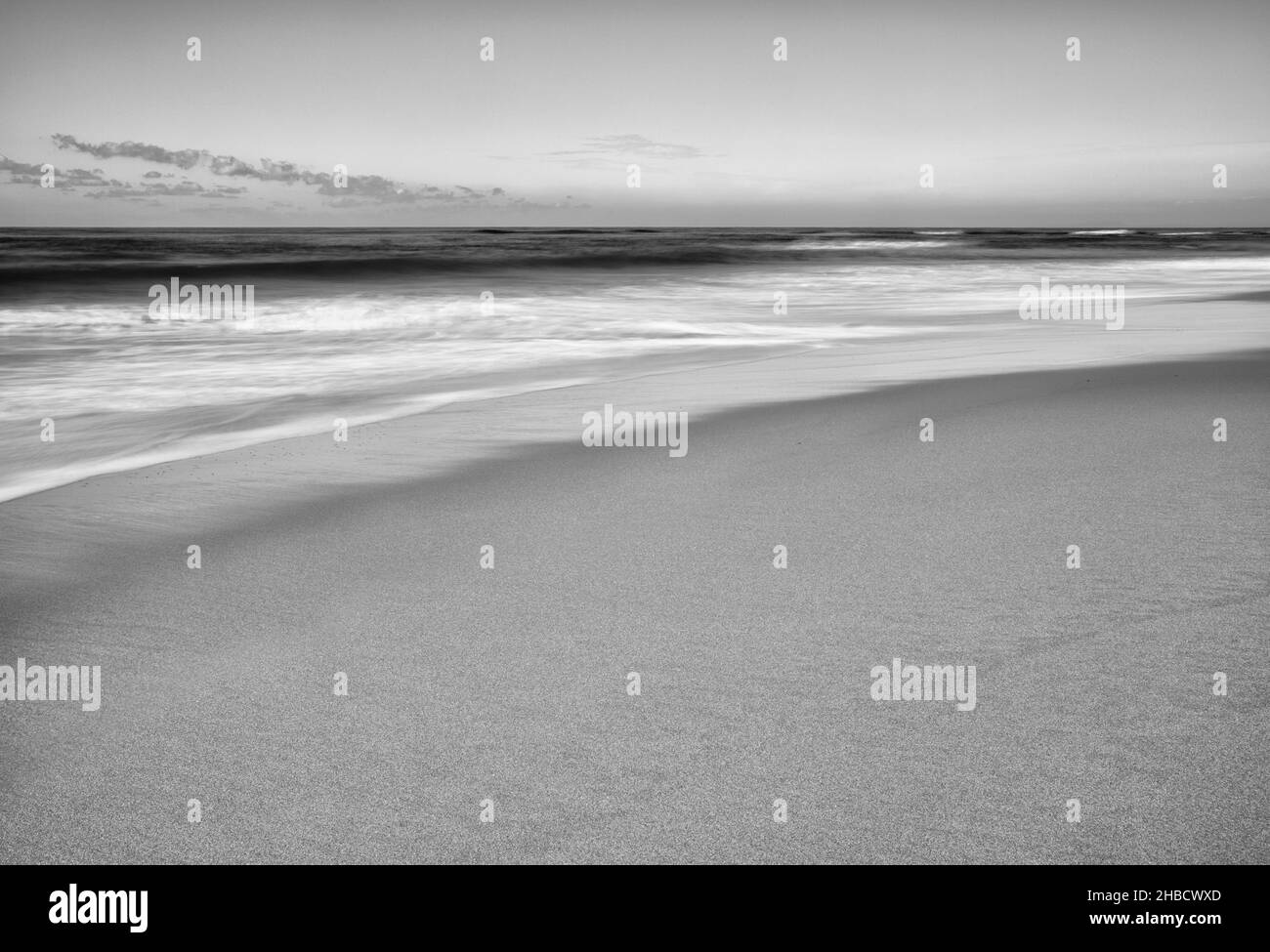 États-Unis, Californie, la Jolla, rochers et nuages à Whispering Sands Beach (BW) Banque D'Images