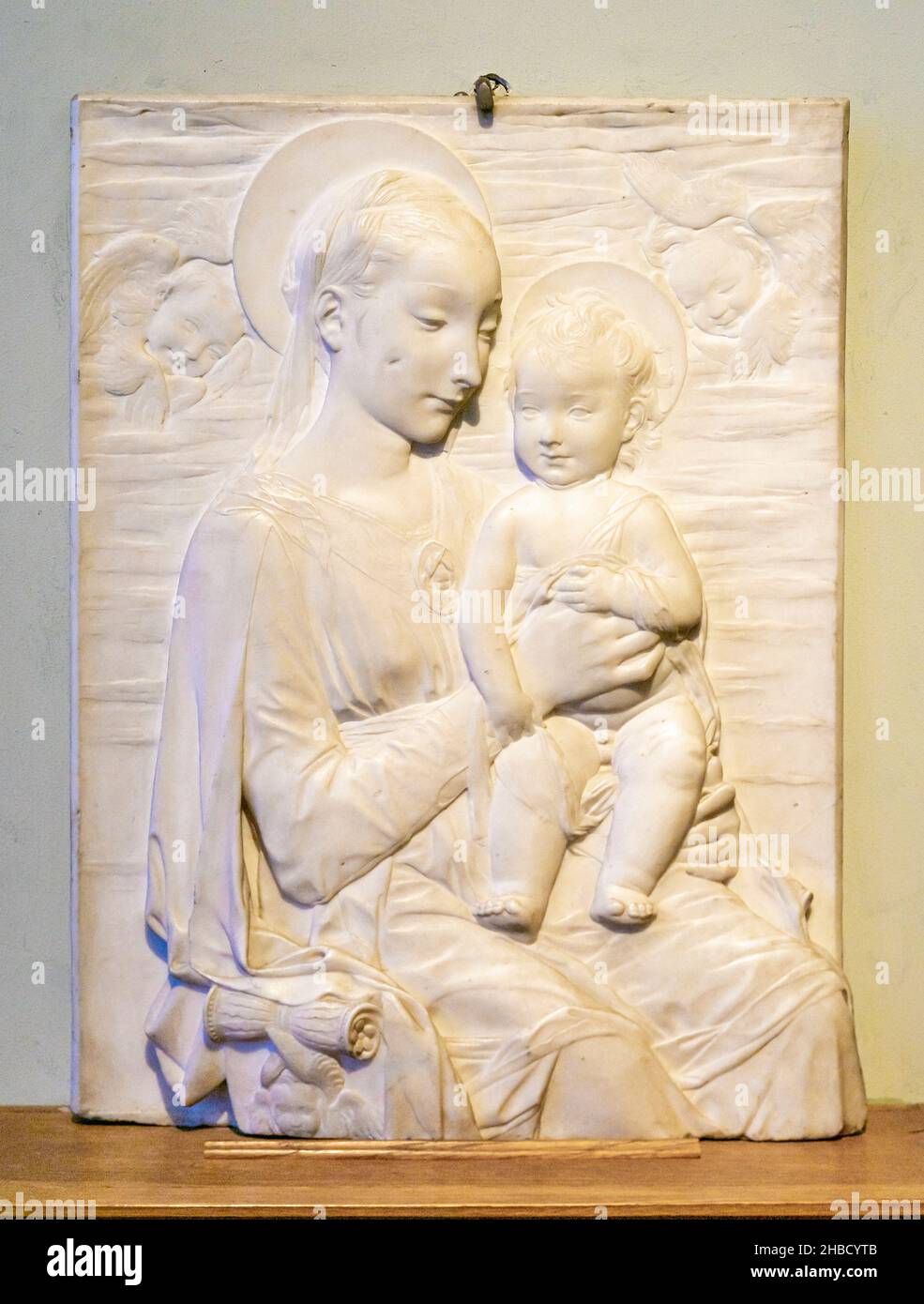 Bas-relief sculptural de la Renaissance italienne.Antonio Rossellino, Madonna et enfant, Italie, 15th siècle.Musée de l'Ermitage, Saint-Pétersbourg, Russie Banque D'Images