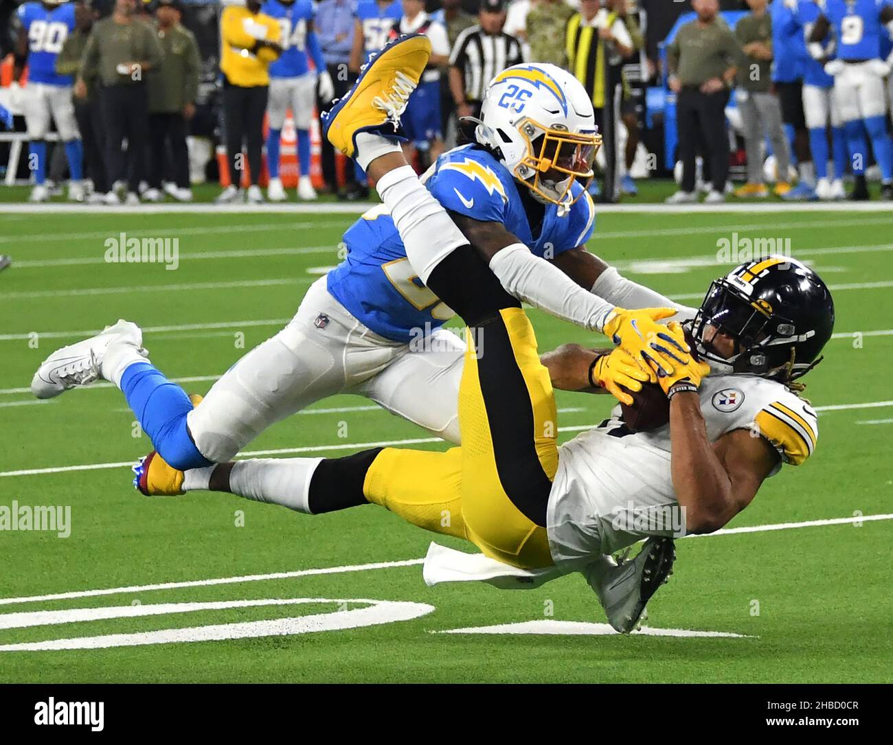 Inglewood, États-Unis.18th décembre 2021.Chase Claypool (R), récepteur des Steelers, capture un passage du premier trimestre contre le cornerback des Chargers Asante Samuel Jr (L) au stade SOFI, le dimanche 21 novembre 2021, à Inglewood, en Californie.Les Chargers dirigent les Steelers à la mi-temps 17-10.Photo de Jon SooHoo/UPI crédit: UPI/Alay Live News Banque D'Images