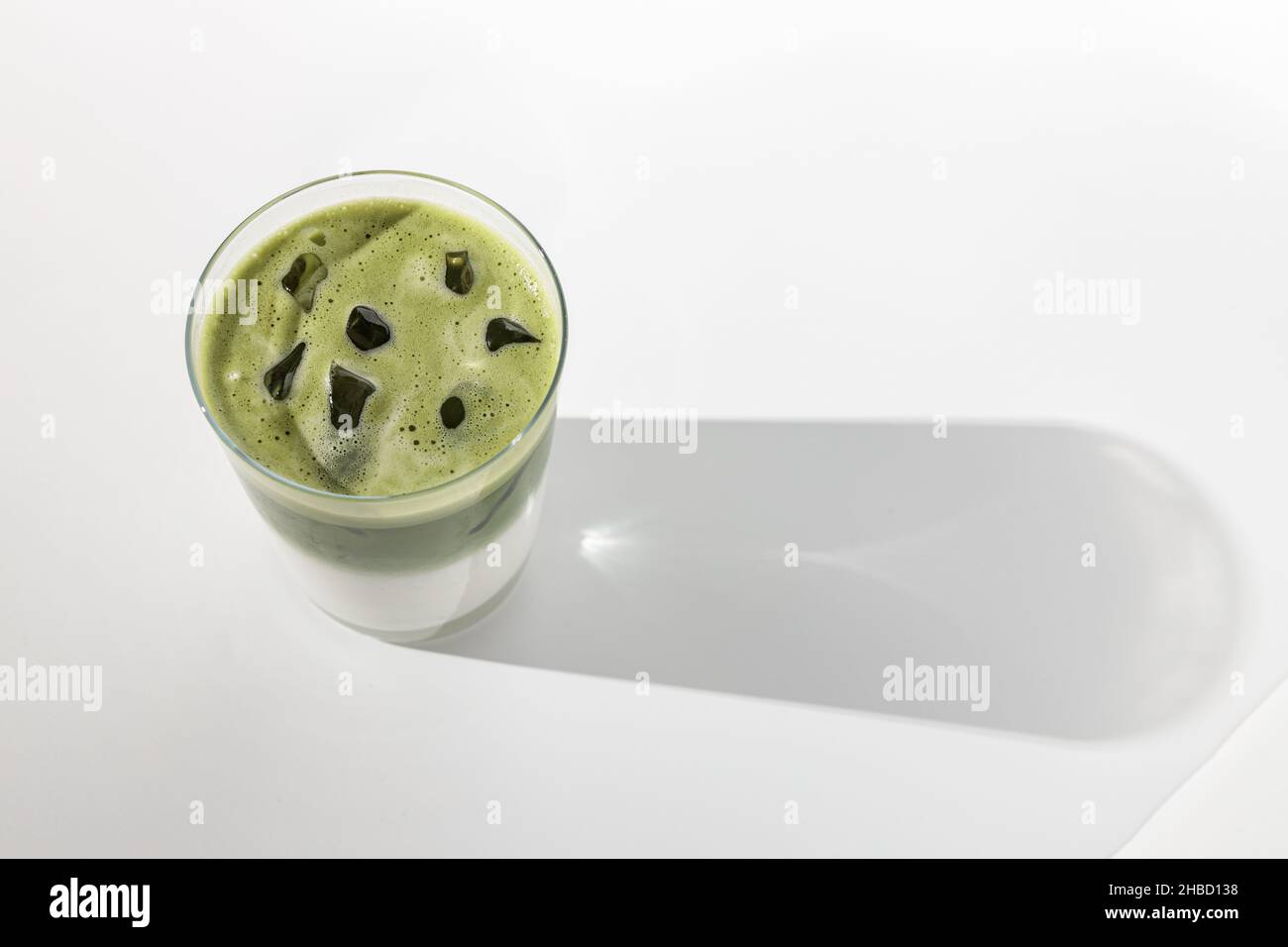 Latte à thé vert à la macha glacée en verre Banque D'Images